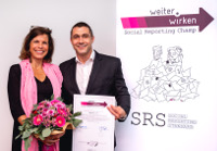 Nicole Fichtner und Bernd Fischl mit Blumenstrauß und Urkunde