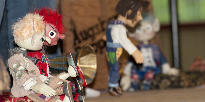 Die Koboldmarionetten agieren auf der Bühne mit Marionette Paula.
