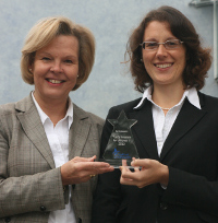 Papiliogründerin Heidrun Mayer (links) und ihre Assistentin Melanie Kuglmeier freuen sich über die Auszeichnung Chemins d’Enfances.