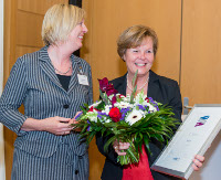 Papiliogründerin Heidrun Mayer (rechts) freut sich über den vdek-Zukunftspreis und die Blumen, welche sie in den Händen hält..