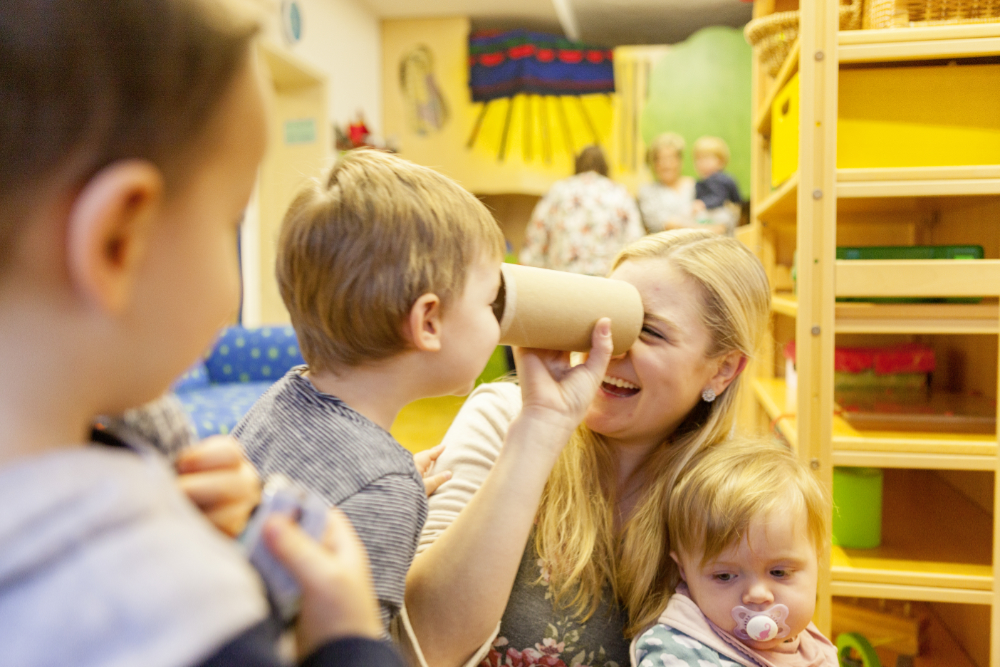 Papilio: Kita-Situation mit Erzieherin und drei Kindern unter drei Jahren.