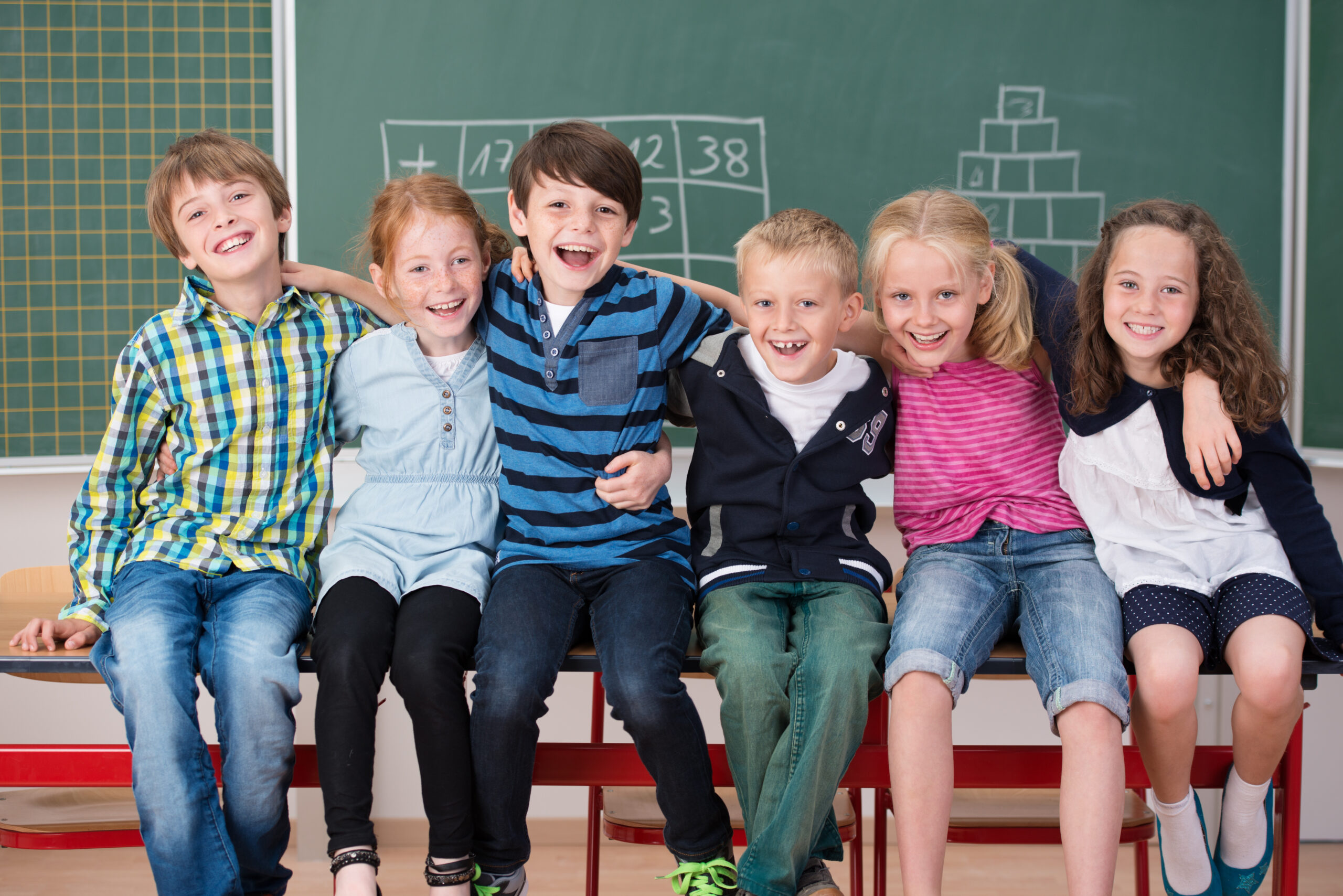 lachende schulkinder haben spaß